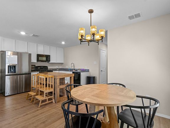 3rd image of 461 Whistlestop Way