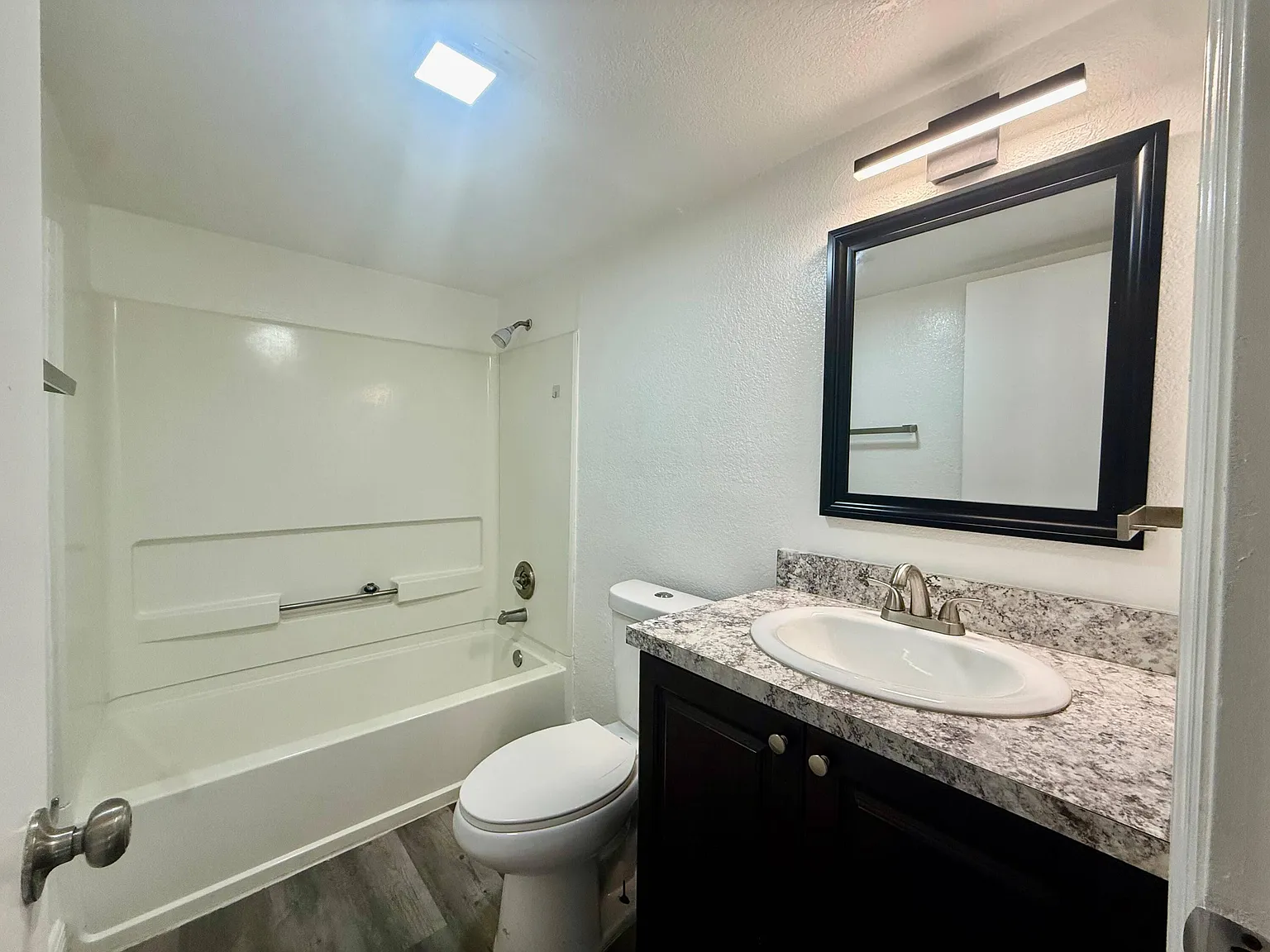 3 bed, 2.0 bath, 990 sqft, $2,450 — Photo 2