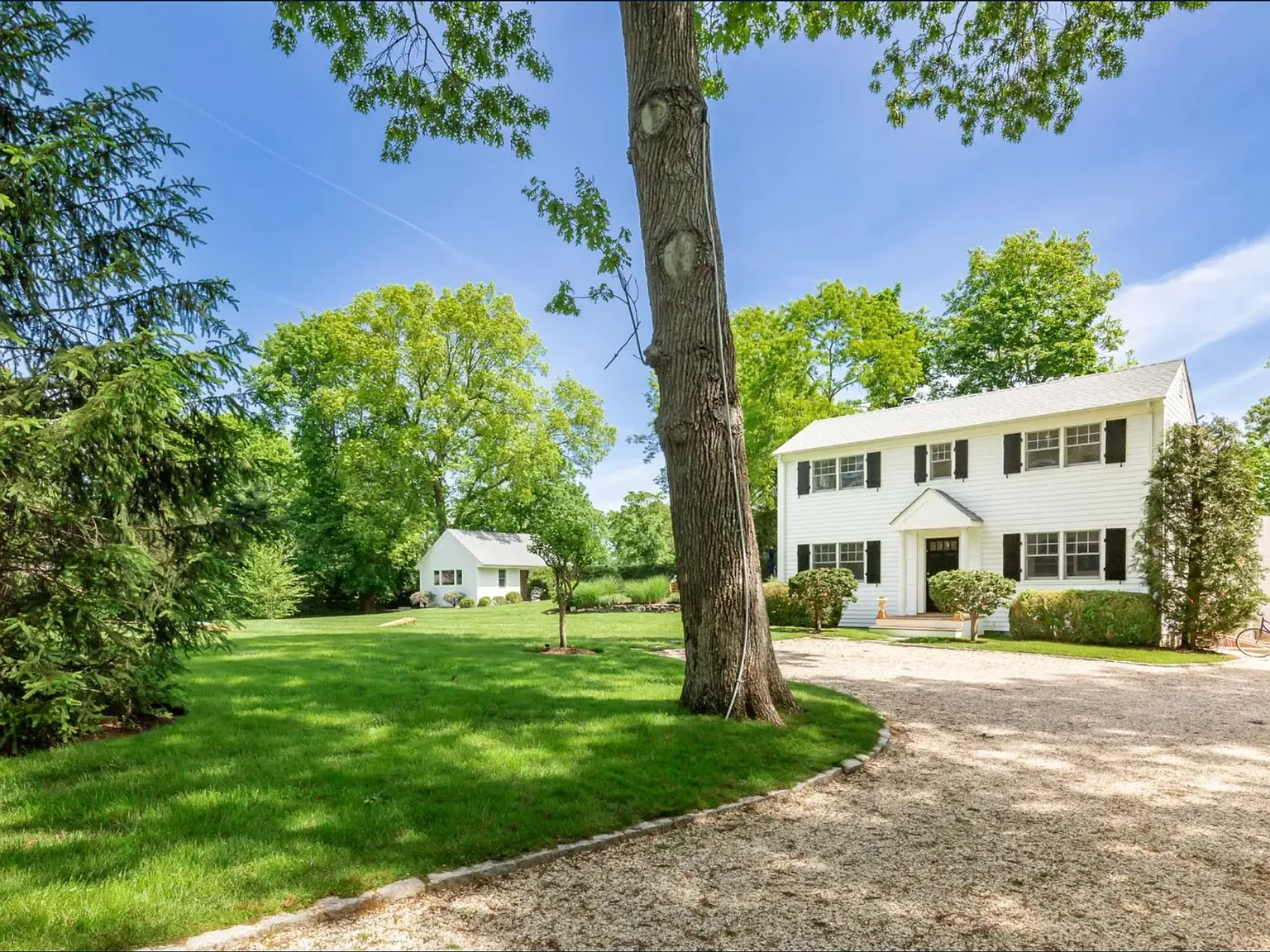 Sag Harbor Village Three Bedroom and Cottage and Pool — Photo 3