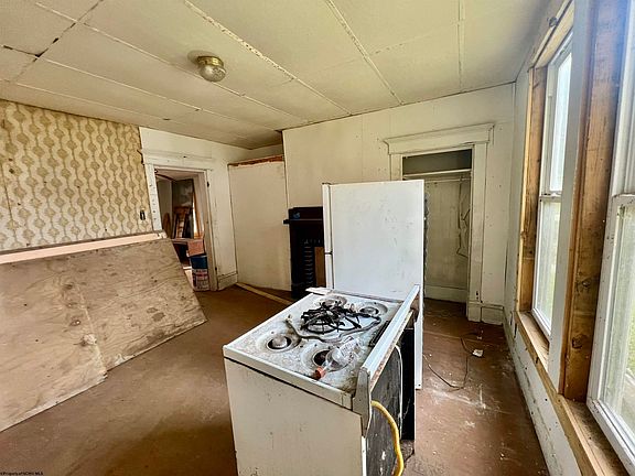 5th image of 356 Broad St