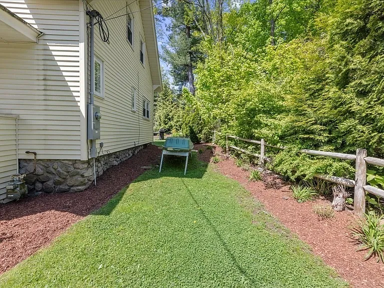 1 Wildrose Ave — Photo 37