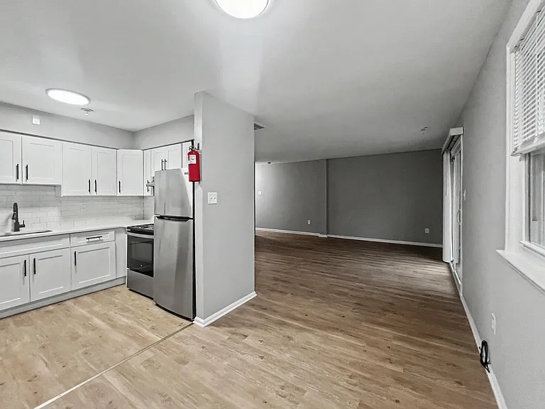 200 E Maple Ave — Photo 8
