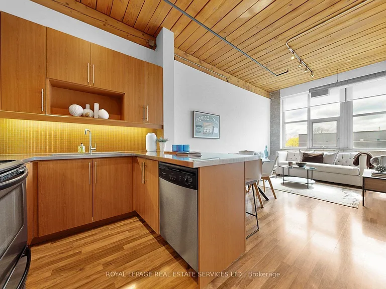 2154 Dundas St W #405 — Photo 8