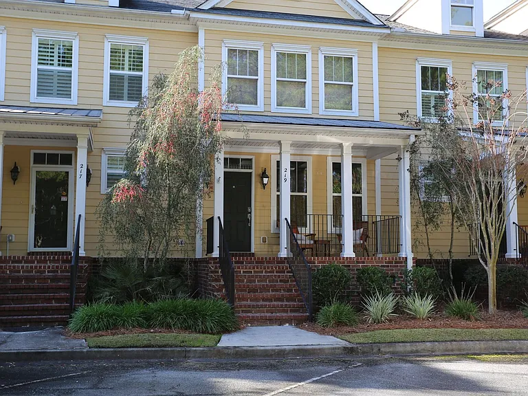 219 Lake View Dr — Photo 1