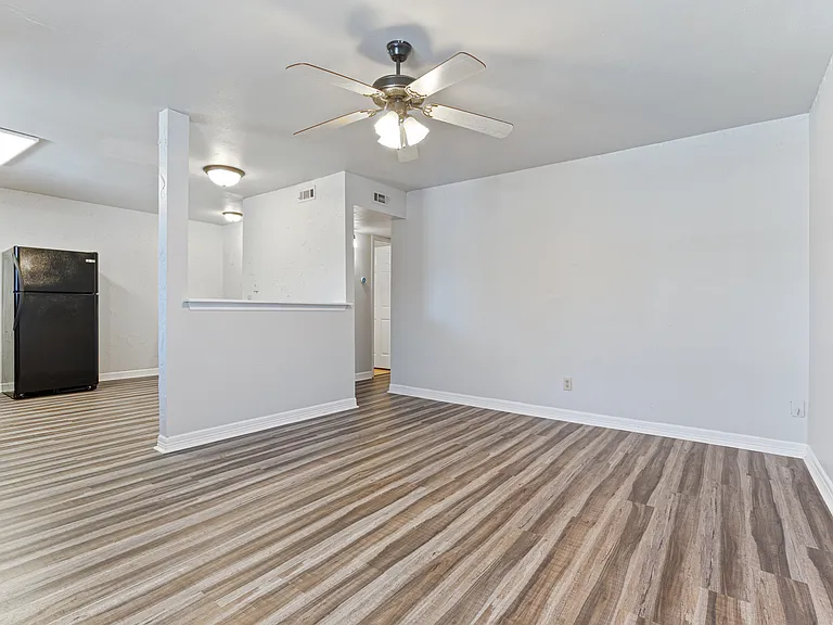 884 W Holly St — Photo 17