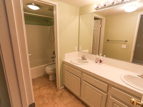 Hall bath for downstair bdrs