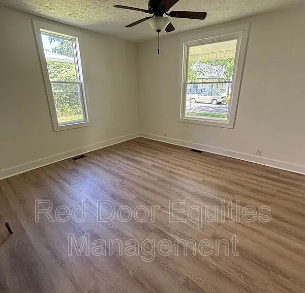 421 Washington Ave — Photo 3
