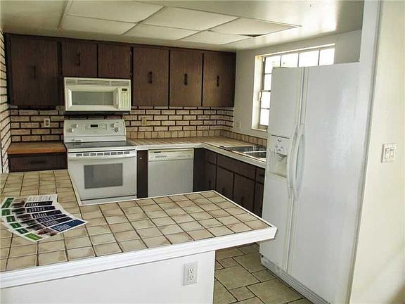 4th image of 8861 Oak Cir