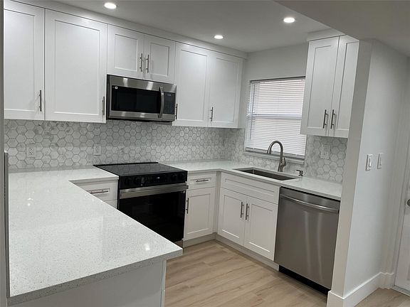 4th image of 9480 Sunrise Lakes Boulevard #211