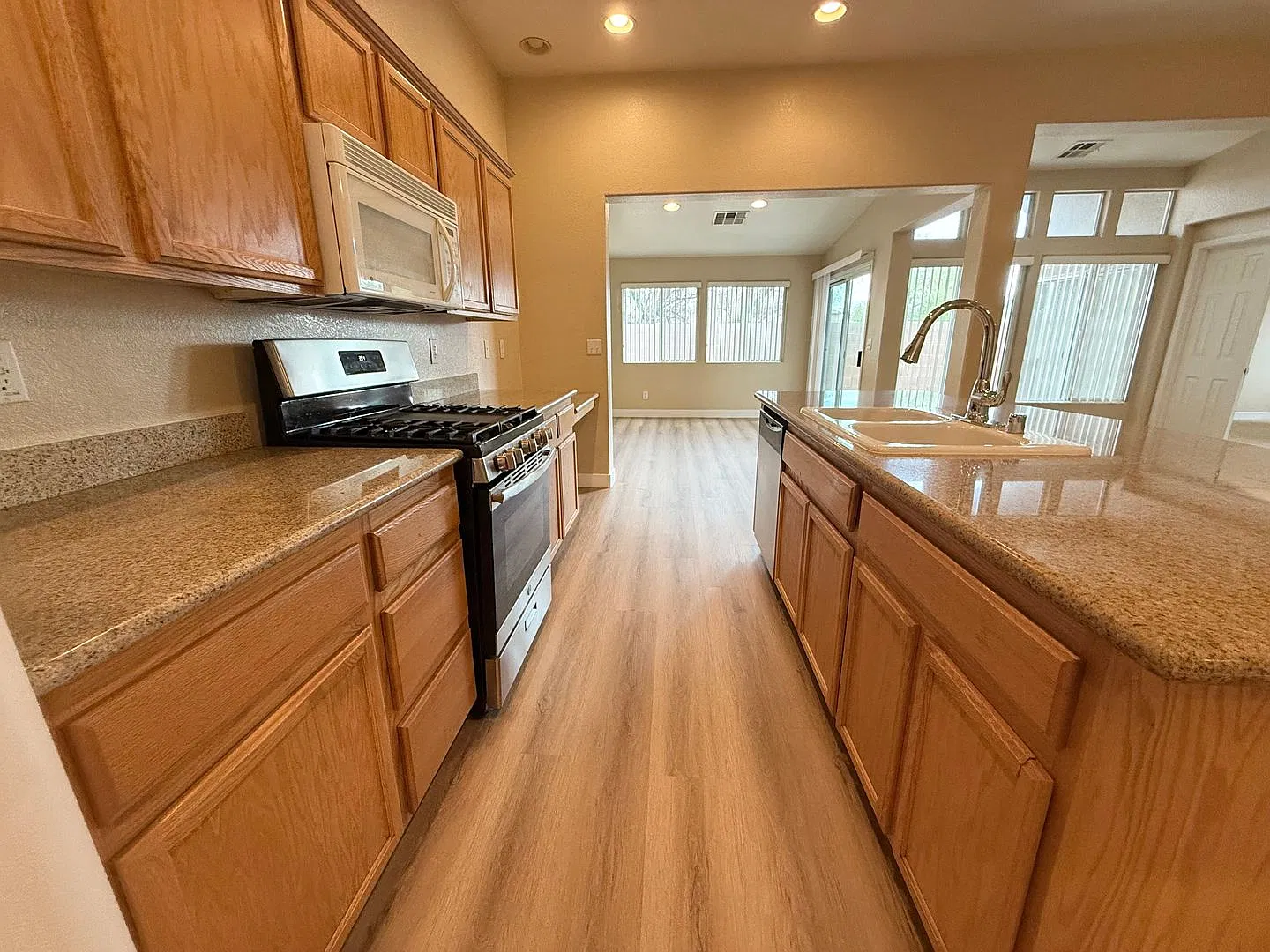 Fresh & Rent Ready! Gated - Single Story 3/2/2 Car Cul-de-Sac Home — Photo 2