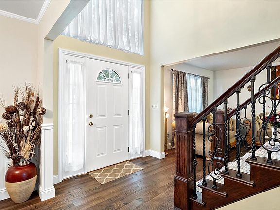 5th image of 302 Thorne Creek Ct