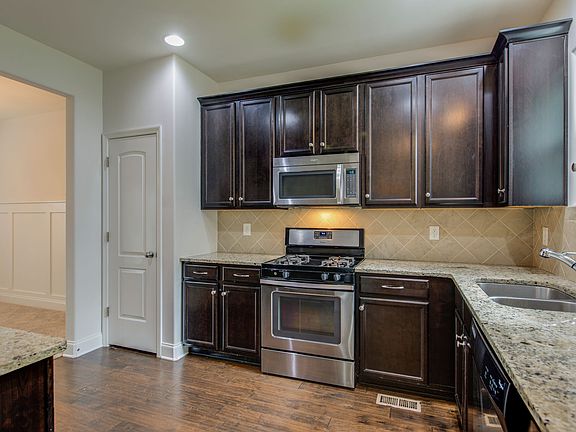 5th image of 2140 Ravenscourt Dr