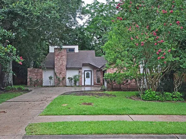 221 Huckleberry Dr, Lake Jackson, TX 77566