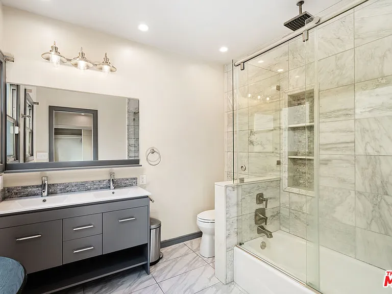 422 S Clark Dr — Photo 15