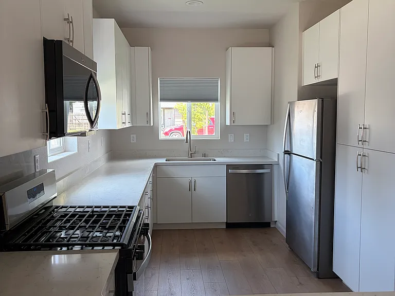 700 N Loma Dr — Photo 2