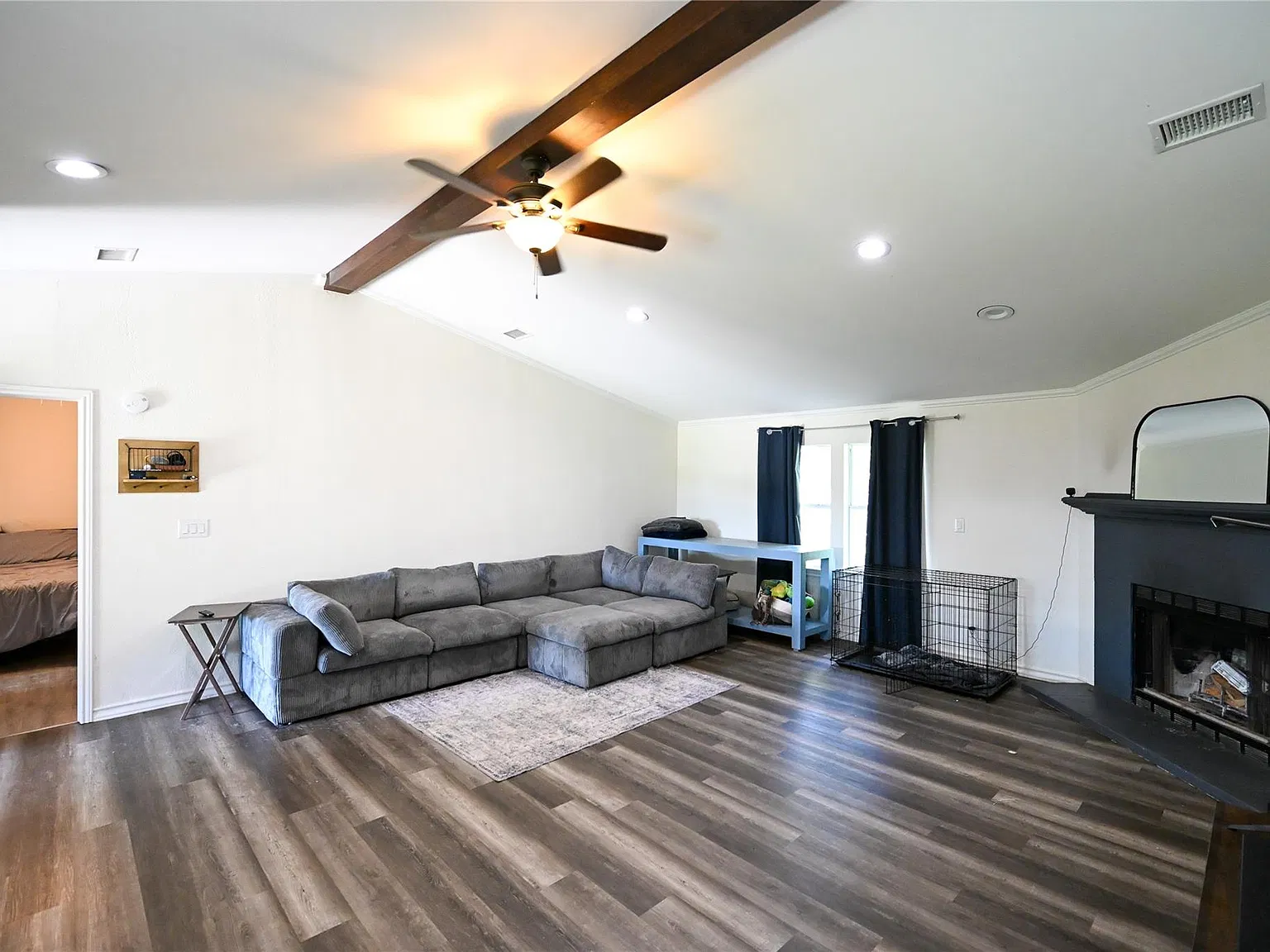 3 bed, 2.0 bath, 1932 sqft, $2,299 — Photo 4
