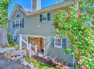 9 Lake Shore Rd W, Stockholm, NJ 07460