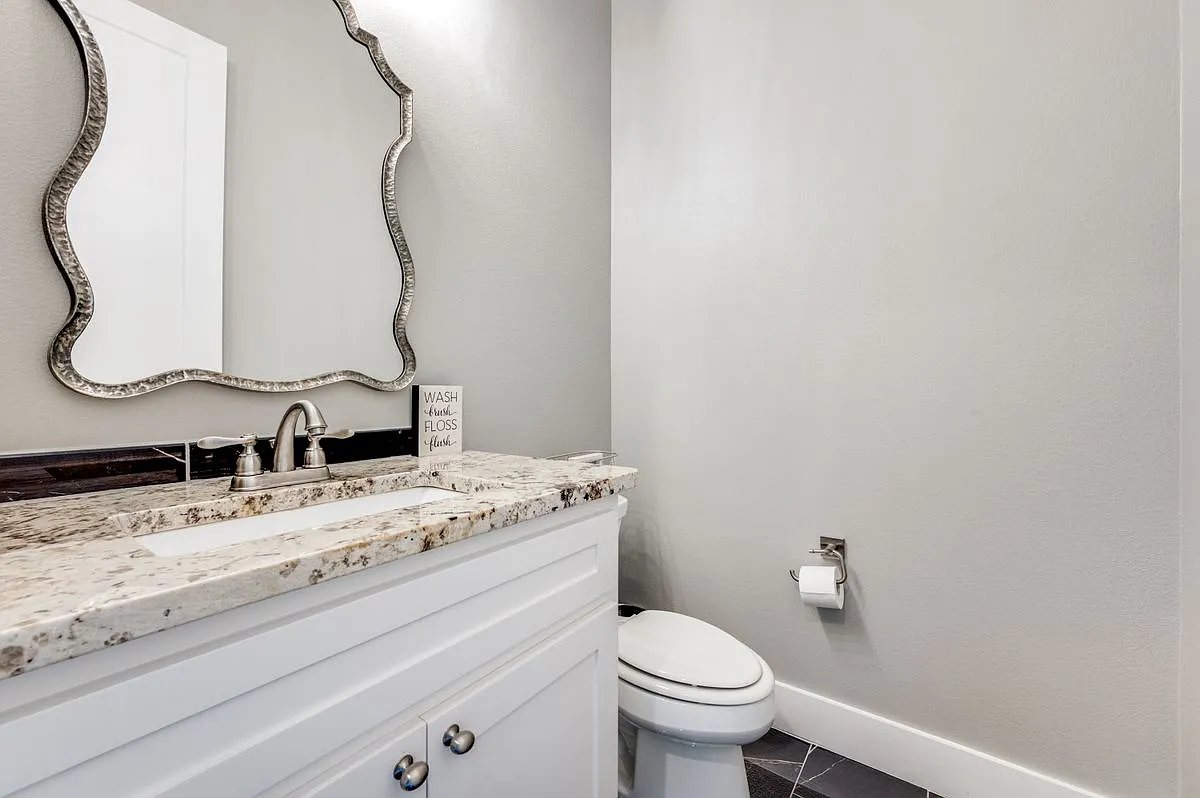 3 bed, 2.5 bath, 2502 sqft, $3,000 — Photo 2