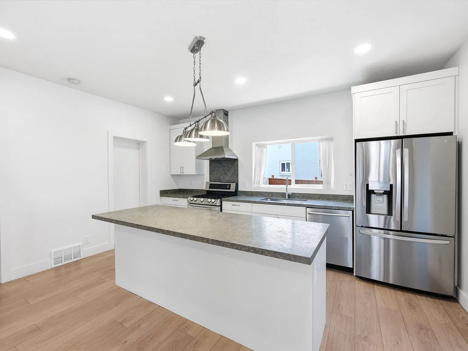 4 bed, 3.5 bath, 3060 sqft, $4,000 — Photo 3