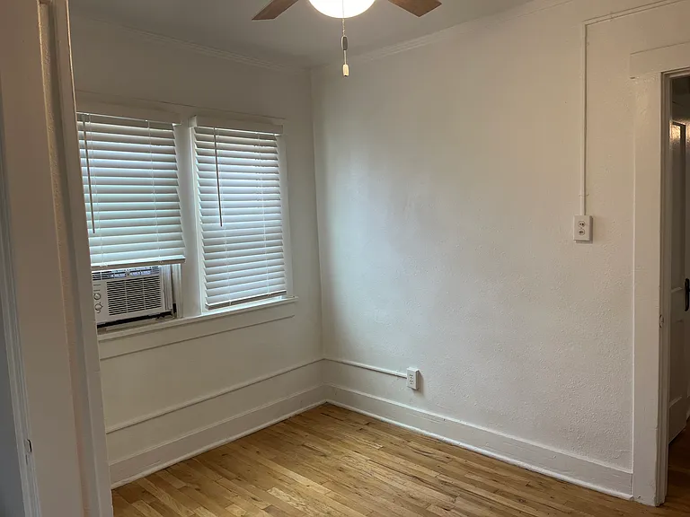 Lovely, Large, & Bright 1 Bed in Beautiful Downtown Courtyard Complex — Photo 37