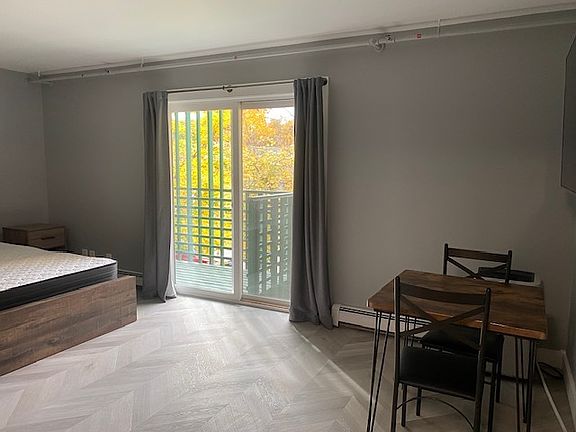4th image of 146 Woodford St #2