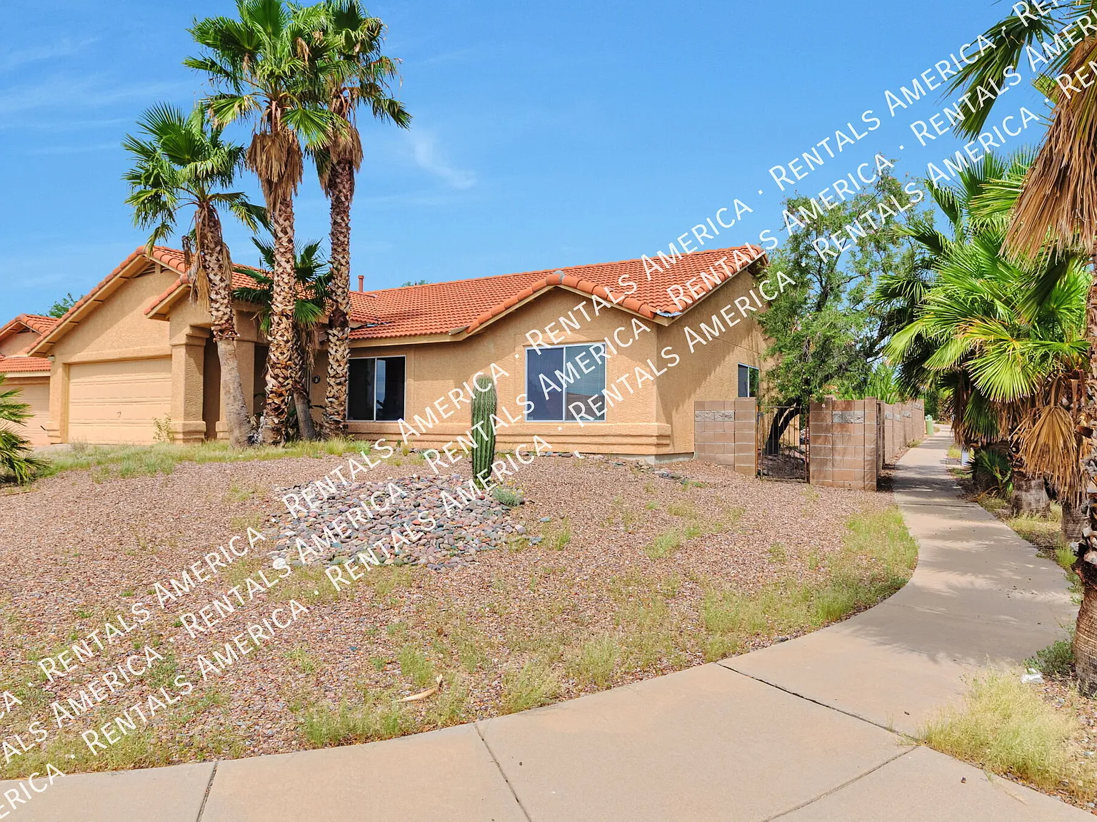 Wow! 3 bedroom/2 bath home on large corner lot! — Photo 3