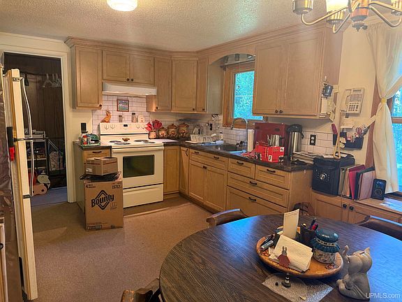 5th image of 311 Chestnut St