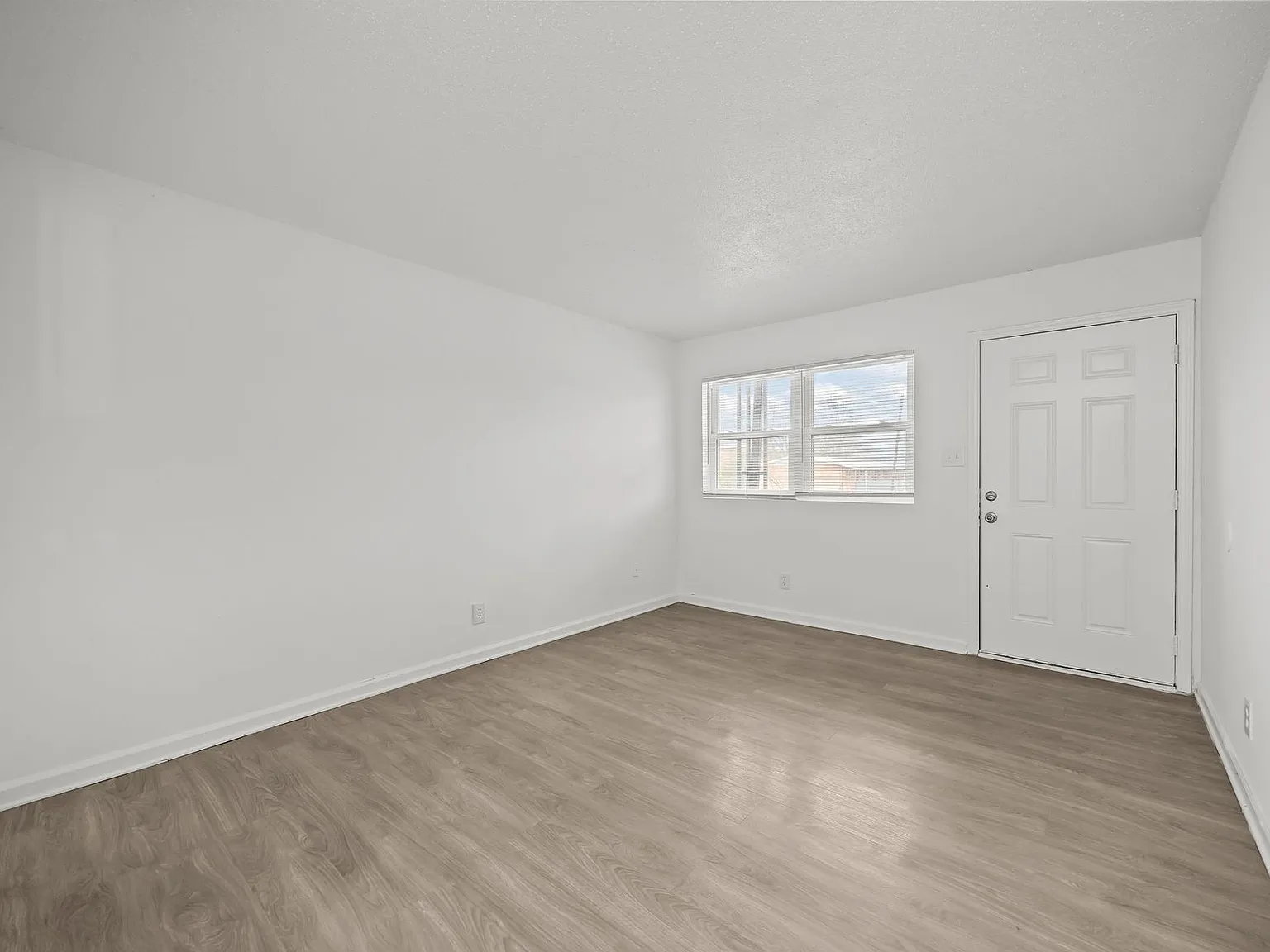 1 Bedroom/ 1 Bath apartment — Photo 2
