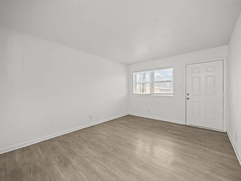 308 W Trinity Ave — Photo 2