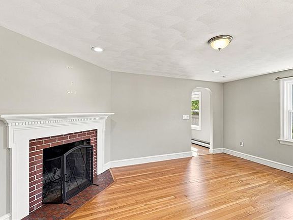5th image of 36 Newfield Ave