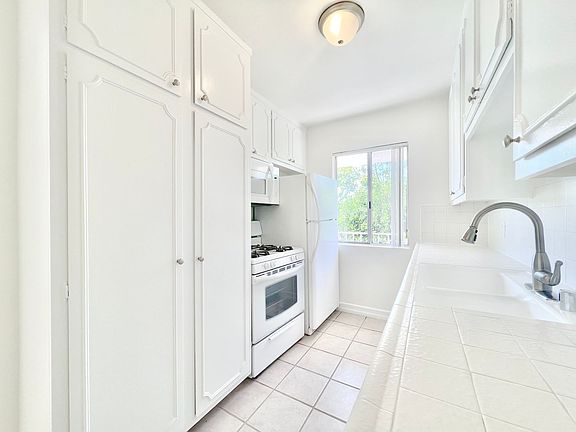 5th image of 11926 Dorothy St APT 8