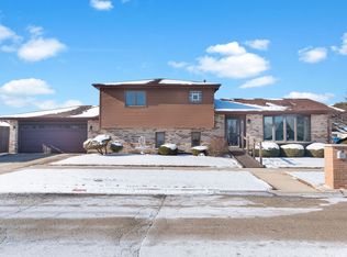 5841 W 75th Pl, Burbank, IL 60459