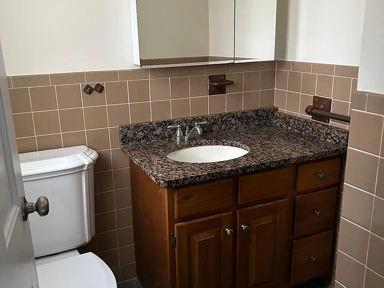 1204 Allen Ave — Photo 2