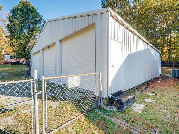 3rd image of 418 Parker Estates Rd