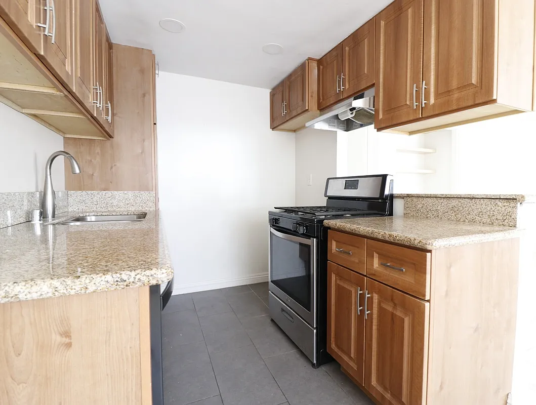 13576 Algonquin Rd — Photo 2