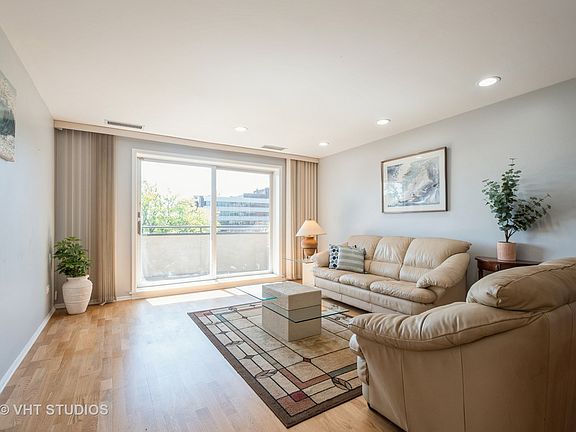 4th image of 7201 N Lincoln Ave APT 405