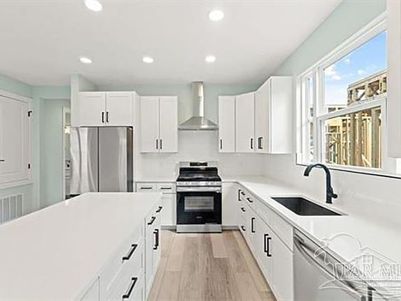 2nd image of 1180 W Intendencia St
