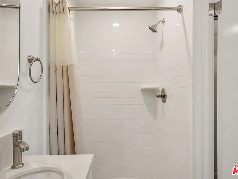 1341 N Mariposa Ave — Photo 65