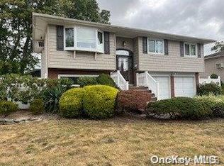 96 N Kings Ave, Lindenhurst, NY 11757