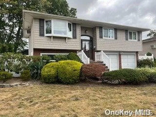 96 N Kings Avenue, Lindenhurst, NY 11757