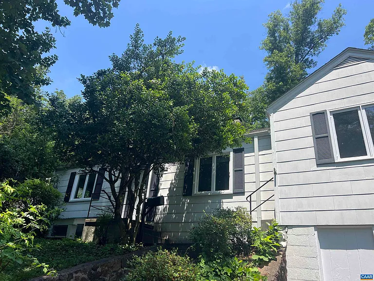 1429 Gentry Ln — Photo 2