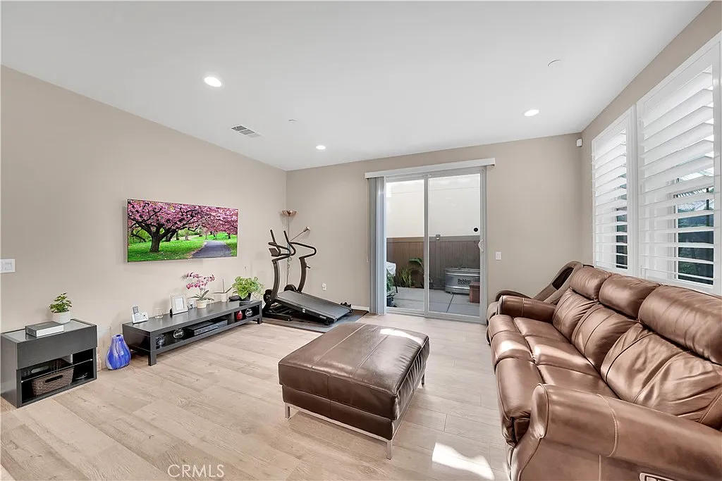 3 bed, 2.5 bath, 1716 sqft, $4,500 — Photo 4