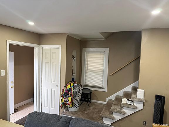 4th image of 14203 Corbett St