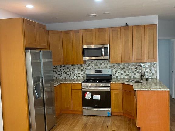 3rd image of 4021 Dyre Ave