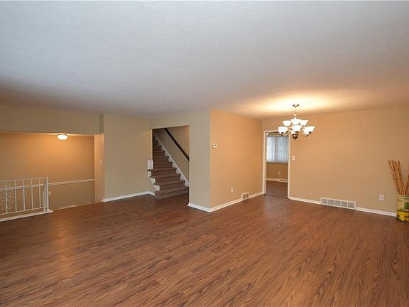5th image of 1890 Bromton Dr