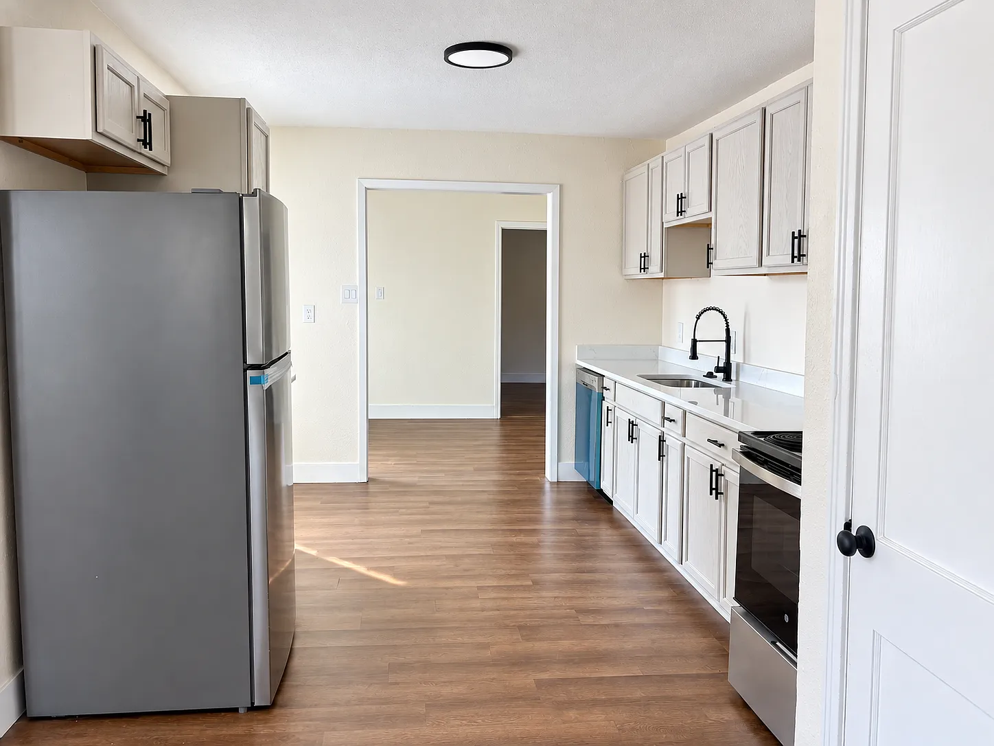 4 bed, 1950 sqft, $2,300 — Photo 4
