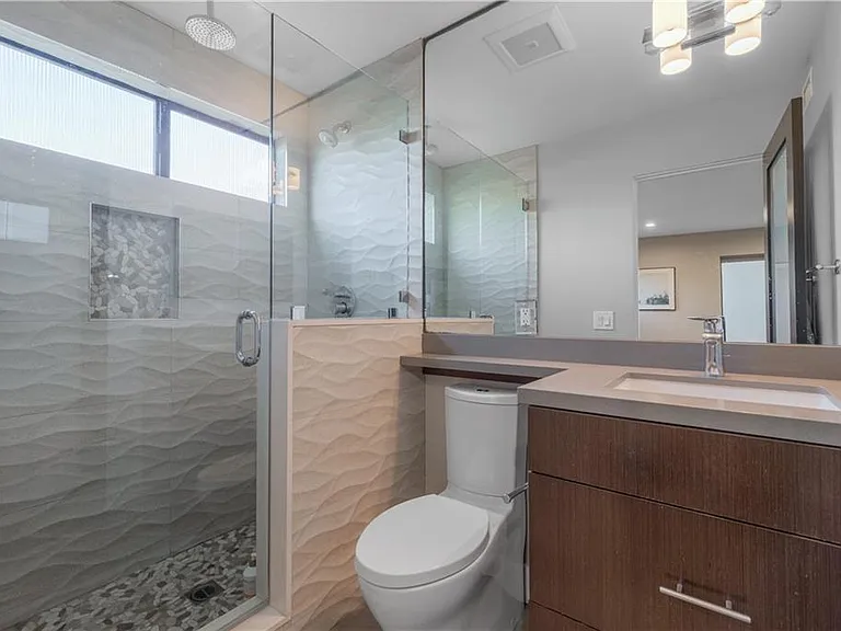 En-suite primary bathroom