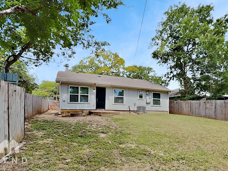 915 Winnie St — Photo 16