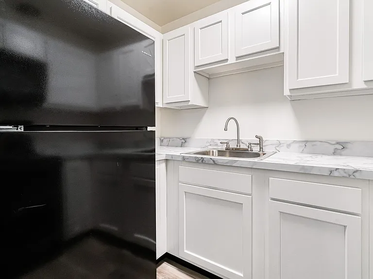 Lindsay Court Apartments — Photo 33