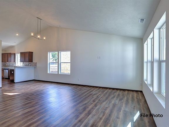 5th image of 428 N Dartmouth Ln